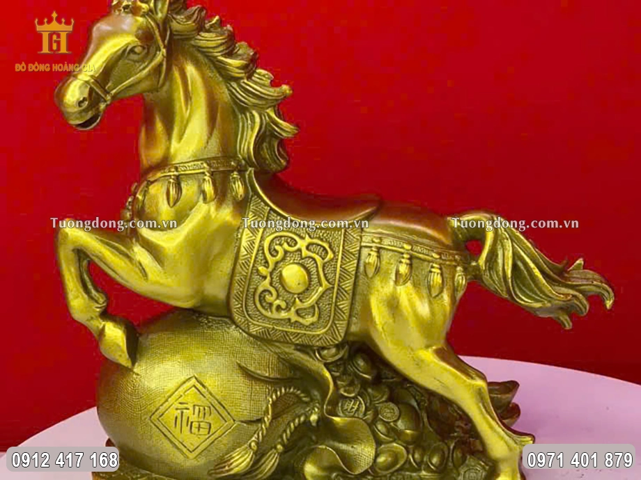 Tượng ngựa đứng trên bao tiên mang ý nghĩa tài lộc, phú quý và thịnh vượng